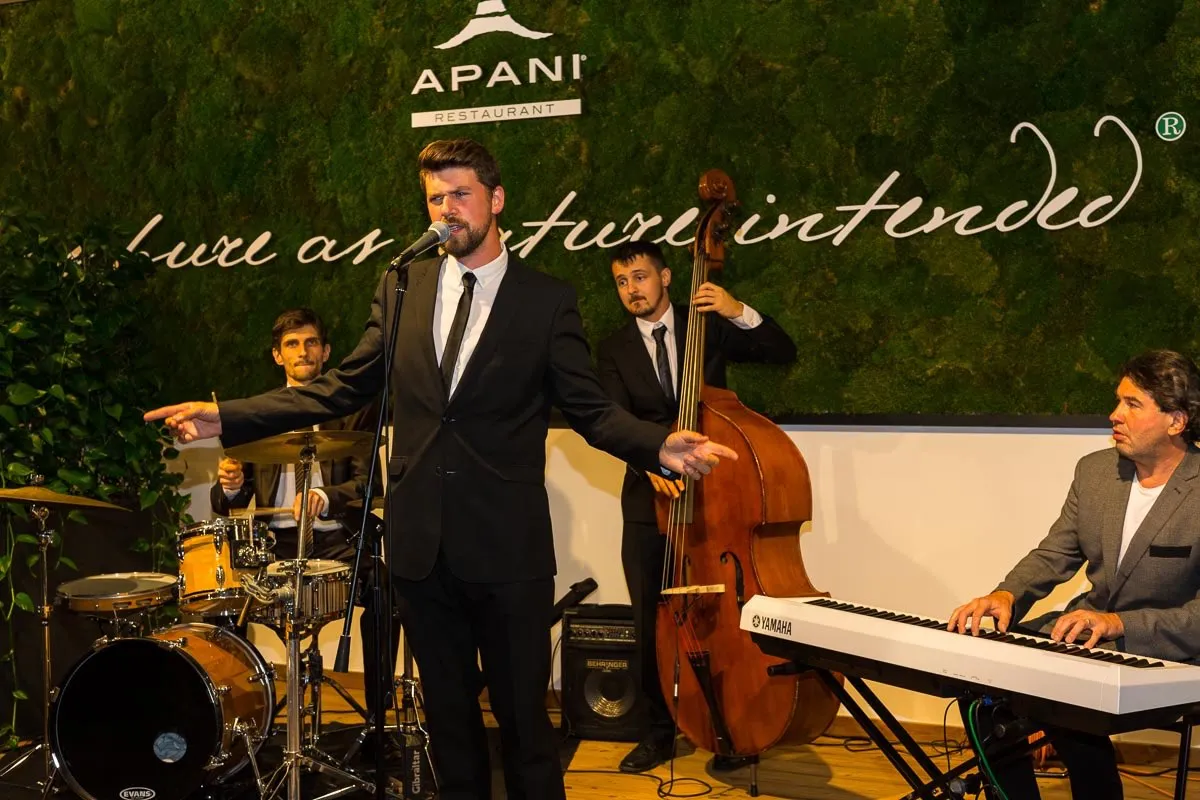 otenie firemných podujatí - spevák - eventový fotograf