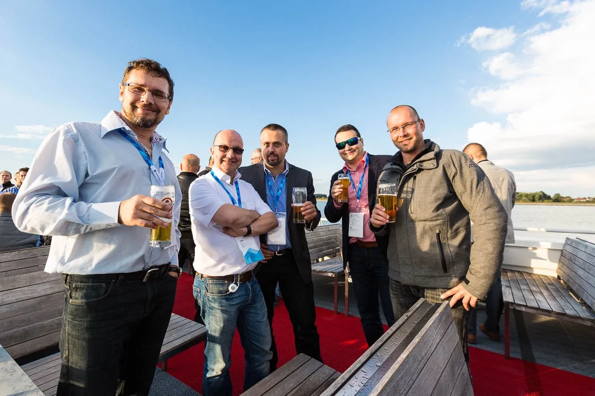 častníci firemnej akcie na lodi - eventový fotograf