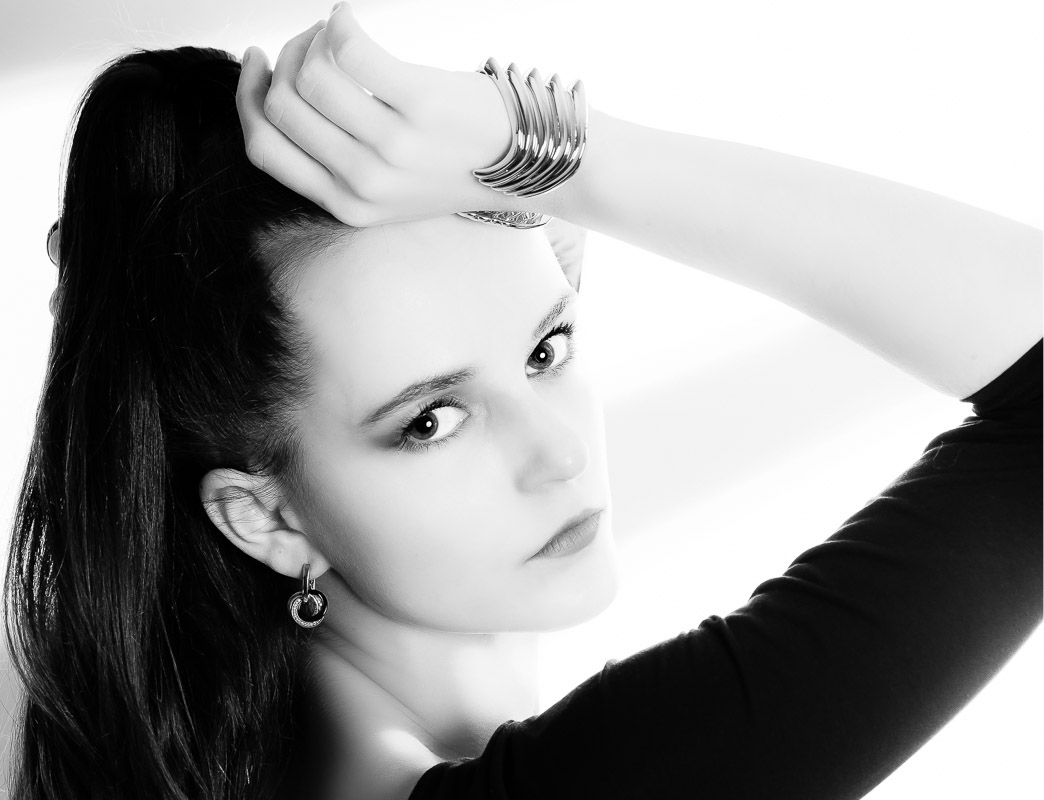 Portret-Laura-tvar-ciernobiely