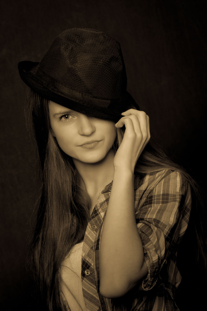 Portretny-fotograf-portret-slecna-vintage-klobuk