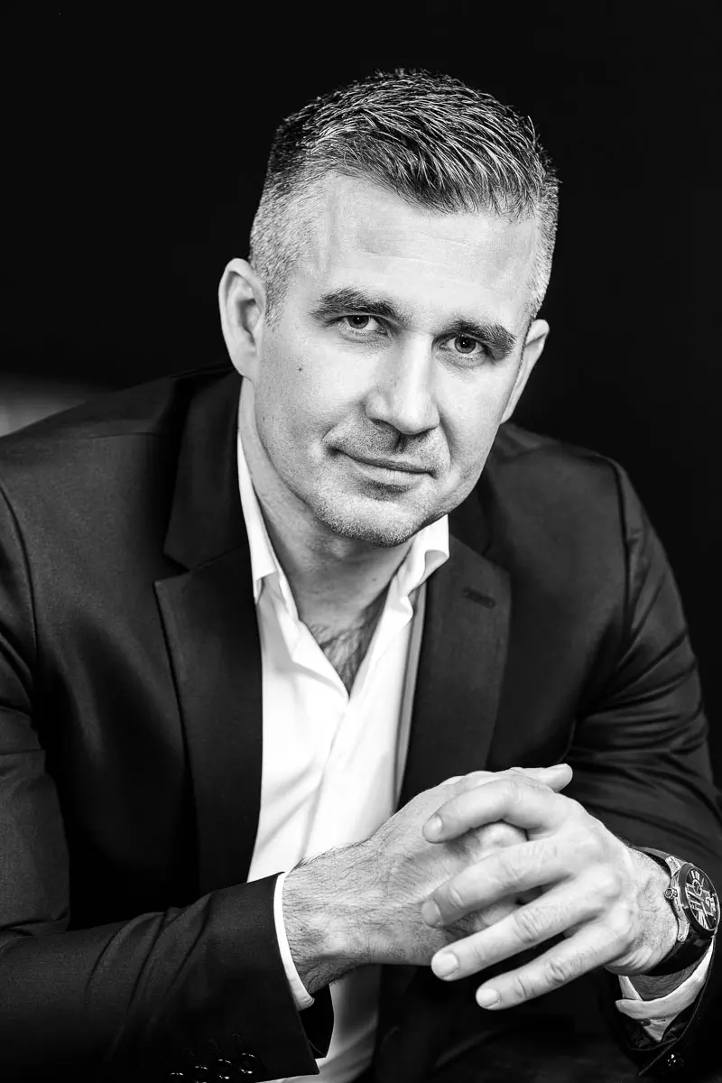 čiernobiely biznis portrét - profesionálny fotograf Bratislava