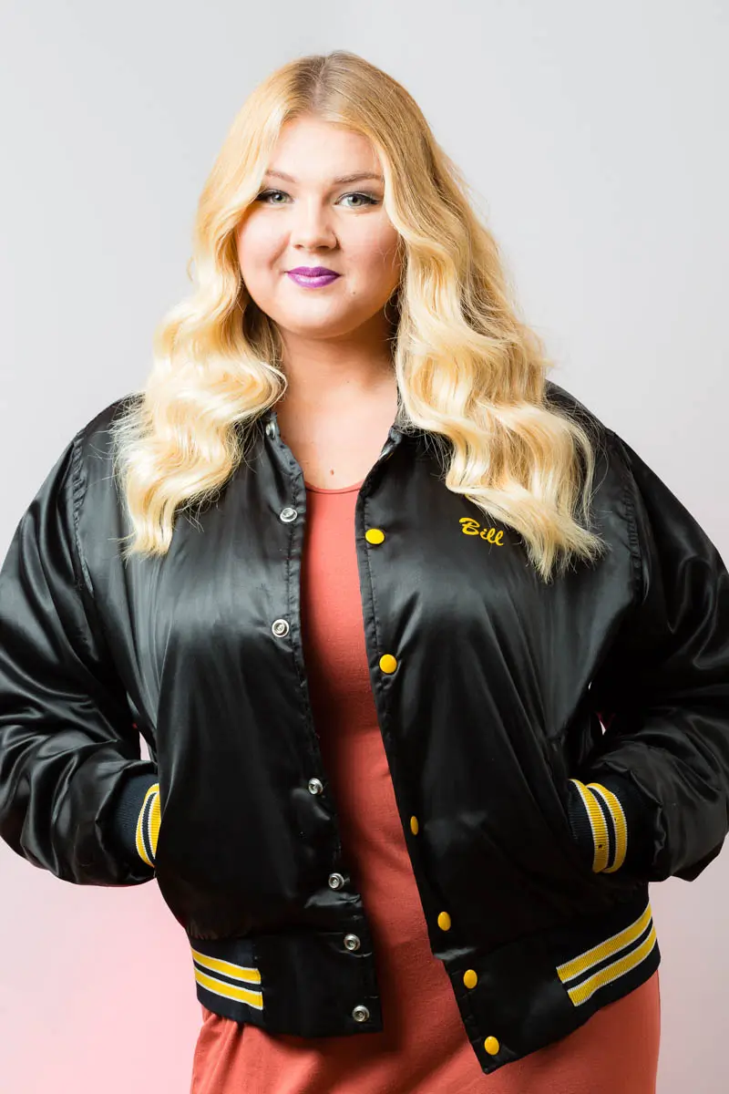 Portrety Evelyn Eva Kramerova v sportovej bunde. Biznis portret