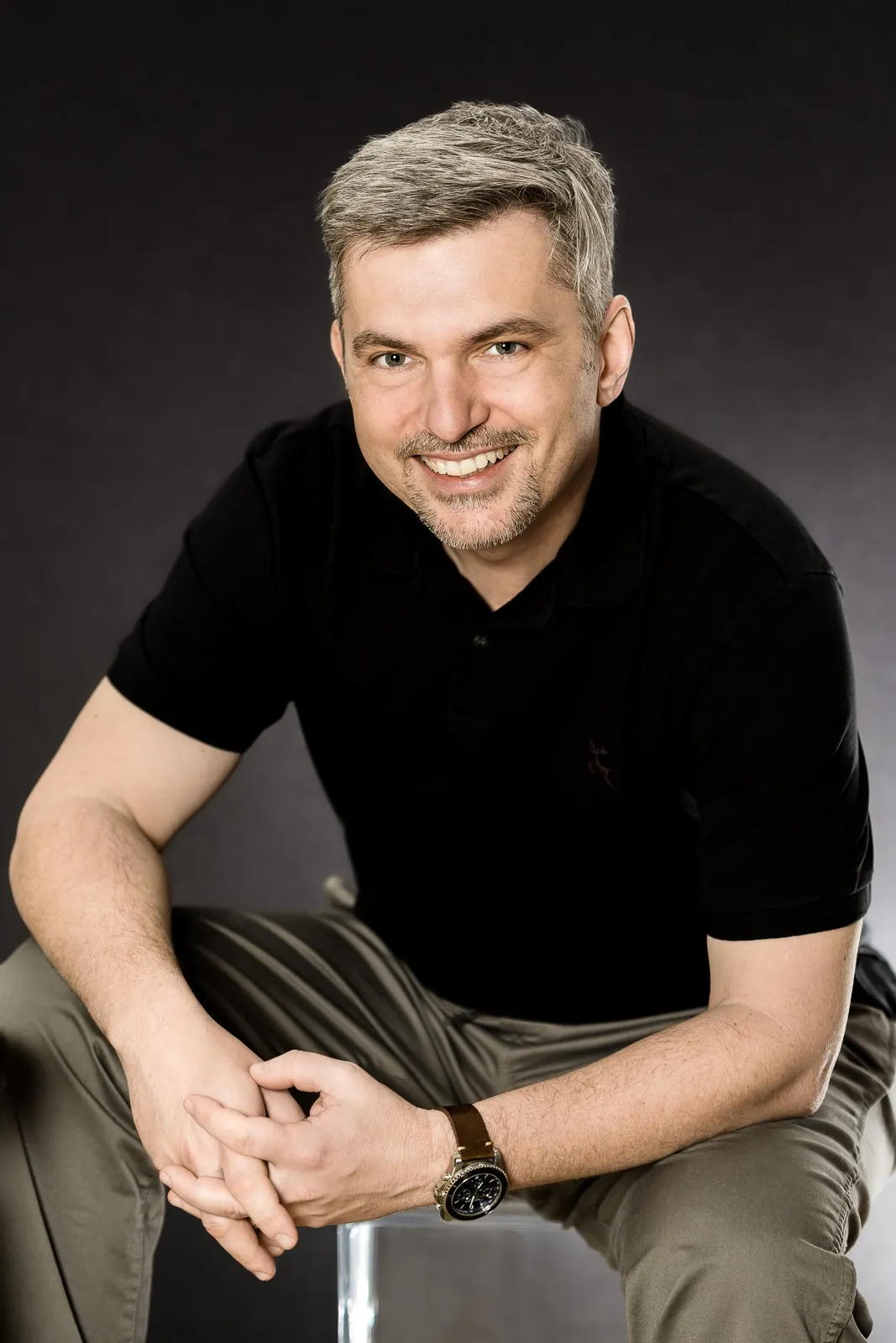 uvoľnený portrét muža-fotenie-pre-firmy-portrétne fotenie Bratislava